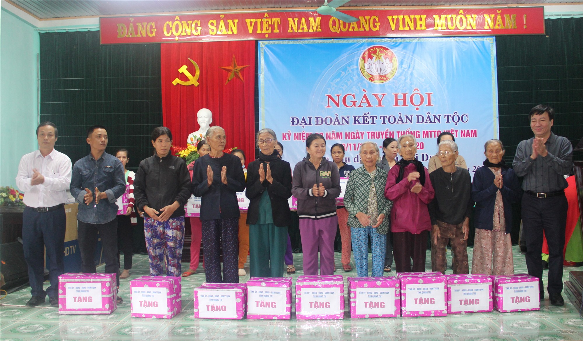 Chủ tịch UBMTTQVN tỉnh Đào Mạnh Hùng và Phó Chủ tịch HĐND tỉnh Nguyễn Trần Huy tặng quà cho người dân - Ảnh: MĐ