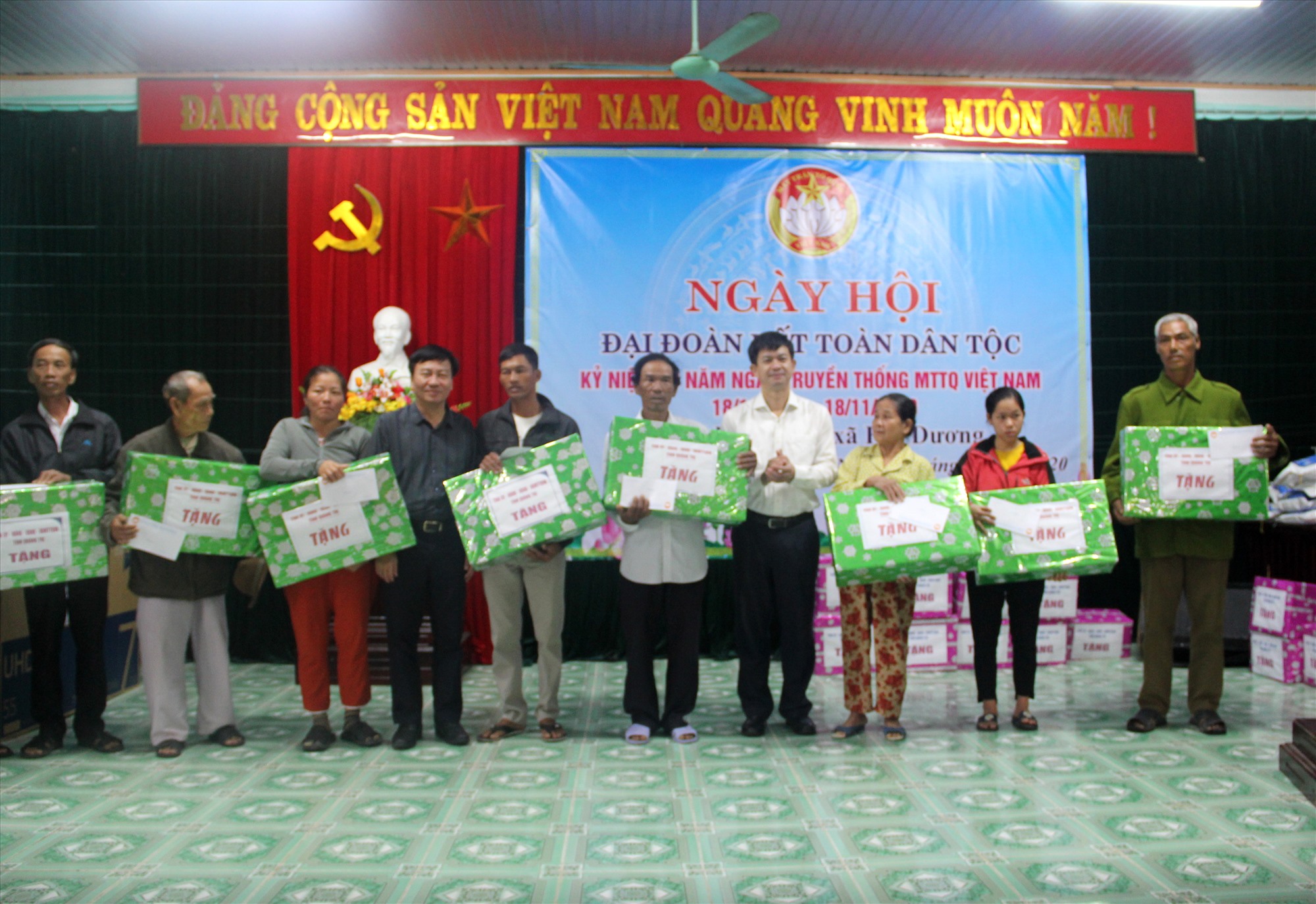 Bí thư Tỉnh ủy Lê Quang Tùng và Chủ tịch UBMTTQVN tỉnh Đào Mạnh Hùng tặng quà cho người dân - Ảnh: MĐ