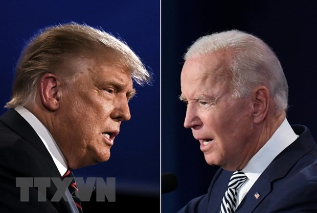Tổng thống Mỹ đương nhiệm Donald Trump (trái) và ứng viên Tổng thống đảng Dân chủ Joe Biden trong cuộc tranh luận trực tiếp lần thứ nhất tại Cleveland, Ohio, ngày 29/9 vừa qua. (Ảnh: AFP/TTXVN)