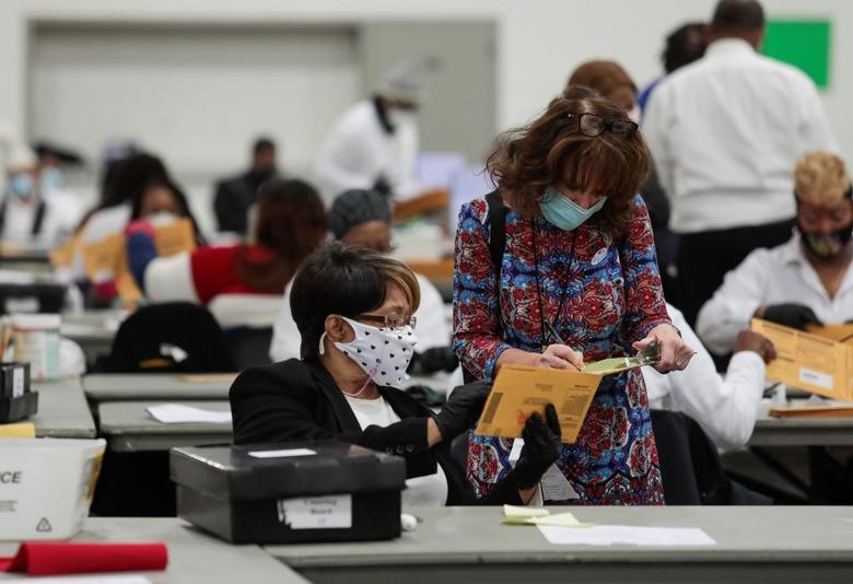 Một người phản đối cuộc thăm dò xem xét các lá phiếu vắng mặt được tính vào ngày bầu cử đang được xử lý bởi nhân viên thăm dò, tại Trung tâm TCF ở Detroit, Michigan. Ảnh: Reuters