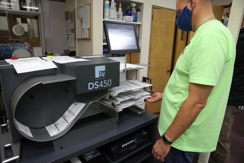 Nhận viên bầu cử xử lý các lá phiếu vắng mặt tại cơ sở kiểm phiếu trung tâm vào Ngày bầu cử ở Kenosha, Wisconsin, ngày 3/11. Ảnh: Reuters