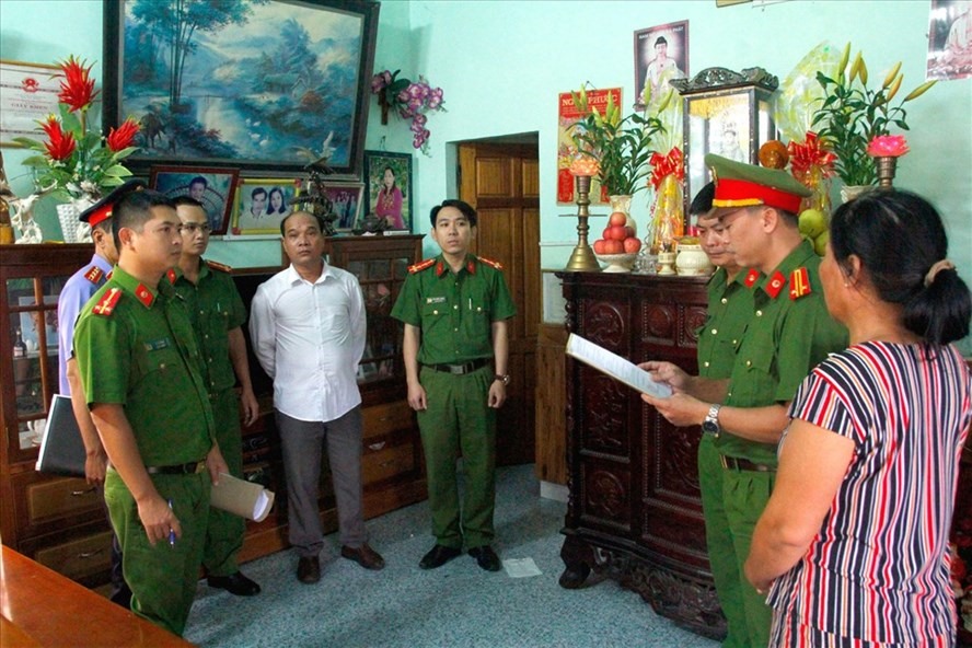 Cơ quan công an đọc lệnh khởi tố, bắt giam ông Phan Văn Chinh (áo trắng) về hành vi lừa đảo chiếm đoạt tài sản. Ảnh: CA.
