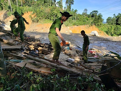 Lực lượng Công an tỉnh Quảng Nam bất chấp khó khăn tìm kiếm người bị nạn tại Trà Leng.