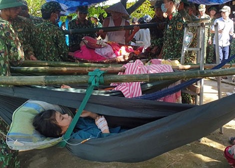 Những nạn nhân may mắn thoát chết trong vụ sạt lở đất kinh hoàng vùi lấp 45 người ở xã Trà Leng.
