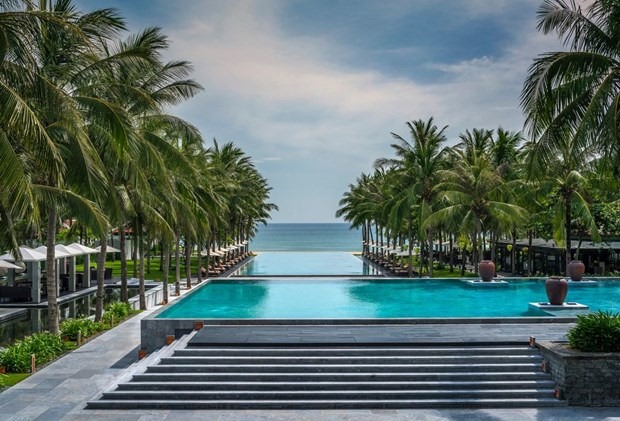 Các bể bơi chính liền kề với sắc xanh ngọc ngà như nối dài ra biển xa. (Ảnh: Fanpage Four Seasons Resort The Nam Hai, Hoi An, Vietnam)