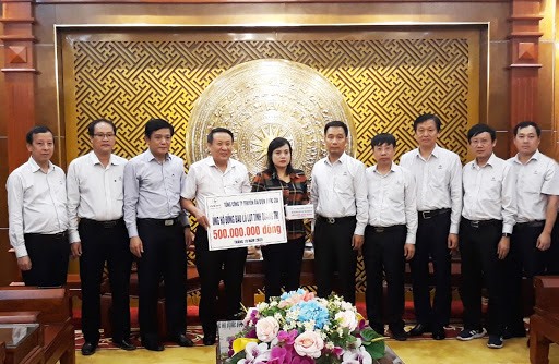 Tổng công ty Truyền tải điện Việt Nam ủng hộ tỉnh Quảng Trị 500 triệu đồng khắc phục hậu quả sau thiên tai. Ảnh: VGP/Minh Trang