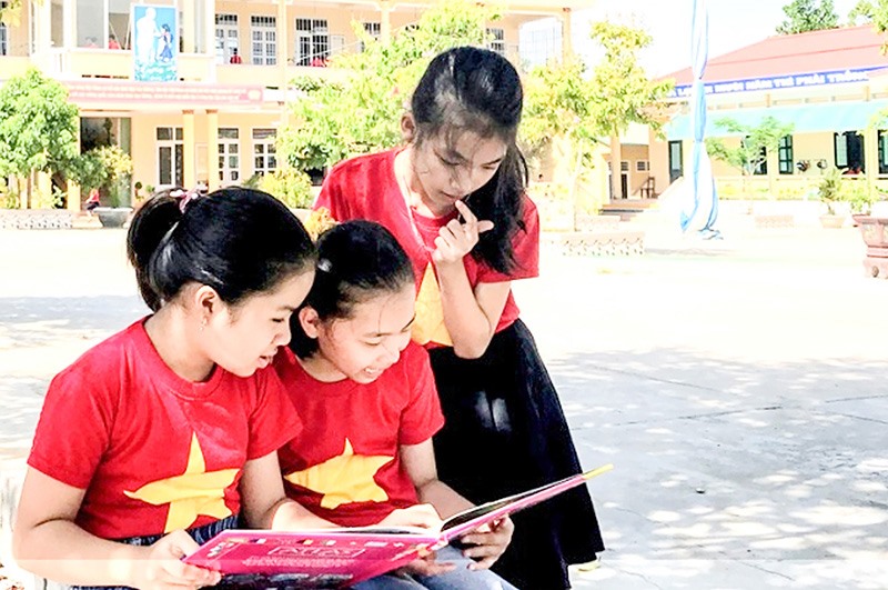 Học sinh Trường Tiểu học thị trấn Krông Klang đam mê đọc sách - Ảnh: NVCC​