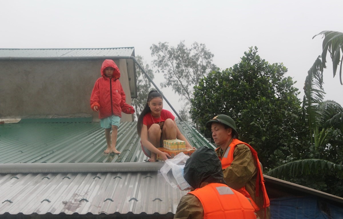 Trao quà hỗ trợ người dân bị cô lập ở xã Hưng Trung, huyện Hưng Nguyên. (Ảnh: Bích Huệ/TTXVN)