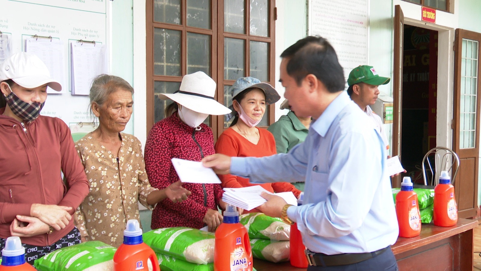 200 suất quà gồm 300 nghìn tiền mặt và 10 kg gạo, hàng hóa đã được trao đến 200 hộ gia đình nghèo bị ảnh hưởng lũ lụt của xã Gio Mai và phường Đông Giang
