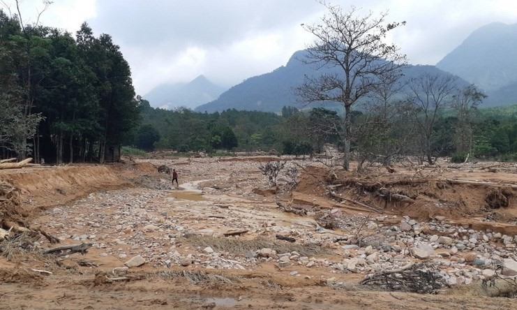 Hướng Việt tan hoang và ngập trong đổ nát, bùn đất... Hình ảnh được chụp ngày 3/11(Nguồn: Thủy Trần/Vietnam+)