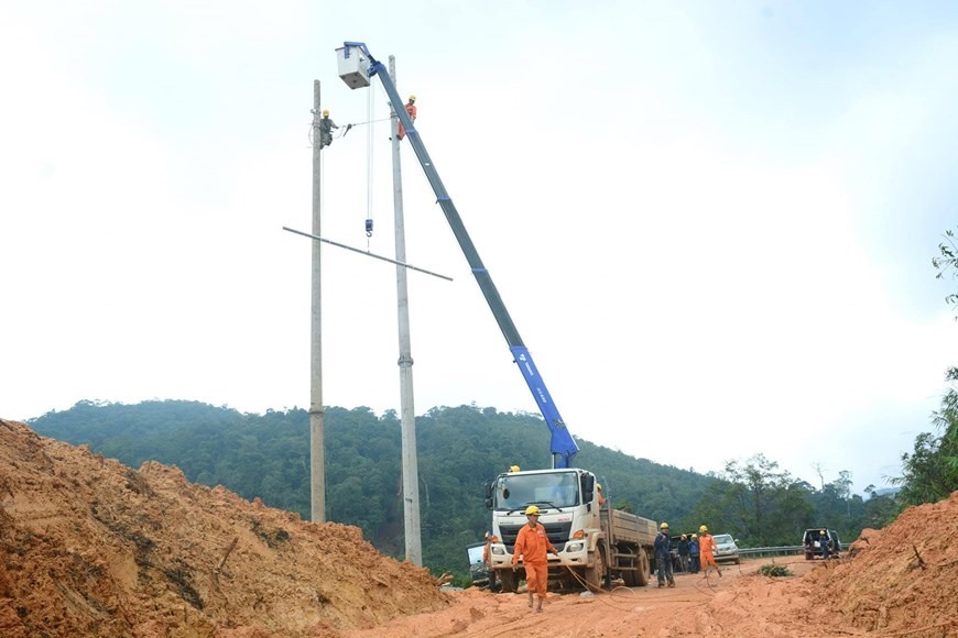 Điện lực Khe Sanh đã nối lại đường điện cho Hướng Lập và Hướng Việt (Ảnh: Nguồn Thủy Trần/Vietnam+)