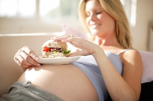 Việc ăn quá nhiều khi mang thai sẽ làm ảnh hưởng xấu đến sức khỏe của bà bầu và là nguyên nhân gây ra một số bệnh lý nguy hiểm. Ảnh: suachobabau.net