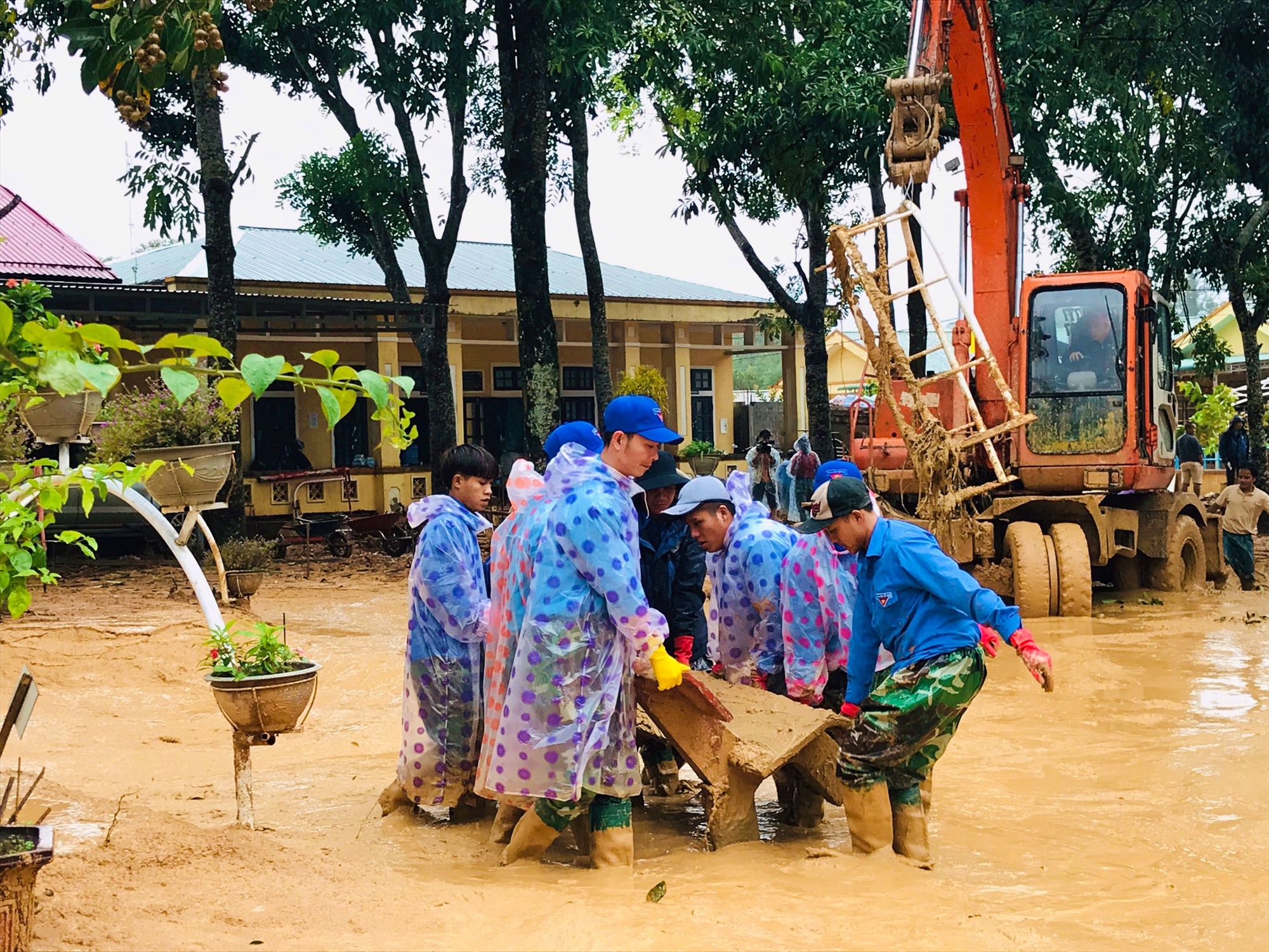 Đoàn viên, thanh niên chung sức giúp cán bộ, người dân xã Hướng Việt khắc phục hậu quả lũ lụt - Ảnh: Q.H