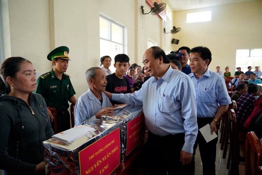 Thủ tướng động viên bà con xã Tam Quang, huyện Núi Thành, Quảng Nam đoàn kết, giúp đỡ, hỗ trợ nhau vượt qua khó khăn, sớm trở lại cuộc sống bình thường sau thiên tai. Ảnh VGP