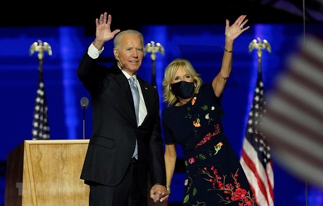 Ông Joe Biden và vợ vẫy chào những người ủng hộ tại Wilmington, bang Delaware, Mỹ, ngày 7/11/2020. (Ảnh: AFP)
