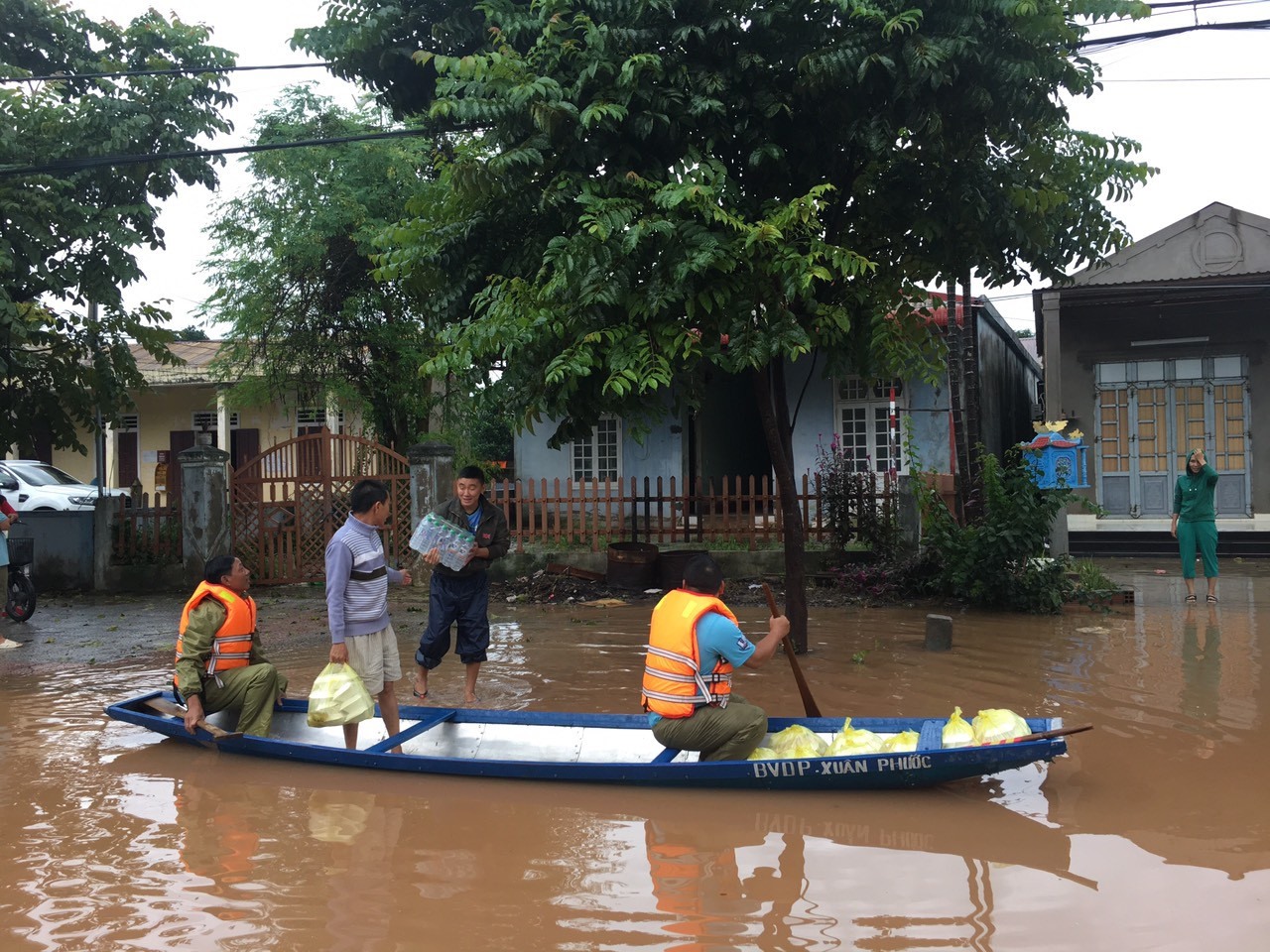 Hỗ trợ nhu yếu phẩm cho các hộ dân bị ảnh hưởng do lũ lụt tại huyện Hướng Hóa, Quảng Trị - Ảnh: Y.M.S