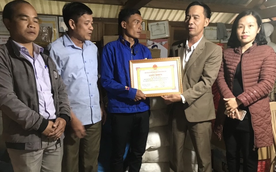 Lãnh đạo UBND huyện Hướng Hóa trao giấy khen động viên cho anh Xuôn. Ảnh: Nhật Hà.