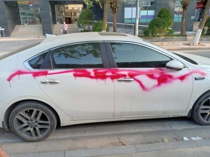 Nhìn thấy ô tô bị xịt sơn nhem nhuốc chủ xe vô cùng ngán ngẩm. Ảnh: Nguyễn Tuấn