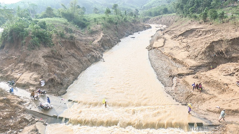 Hai bờ sông Ra Lây, xã Ba Nang, huyện Đakrông bị xói lở nặng do lũ lớn - Ảnh: Văn Tiến​