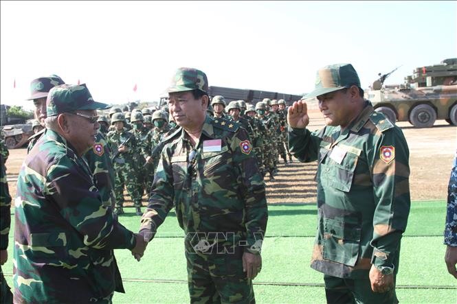 Tổng bí thư, Chủ tịch nước Lào Bounnhang Vorachith chúc mừng cán bộ và chiến sỹ tham gia diễn tập. Ảnh: Thu Phương/Pv TTXVN tại Lào
