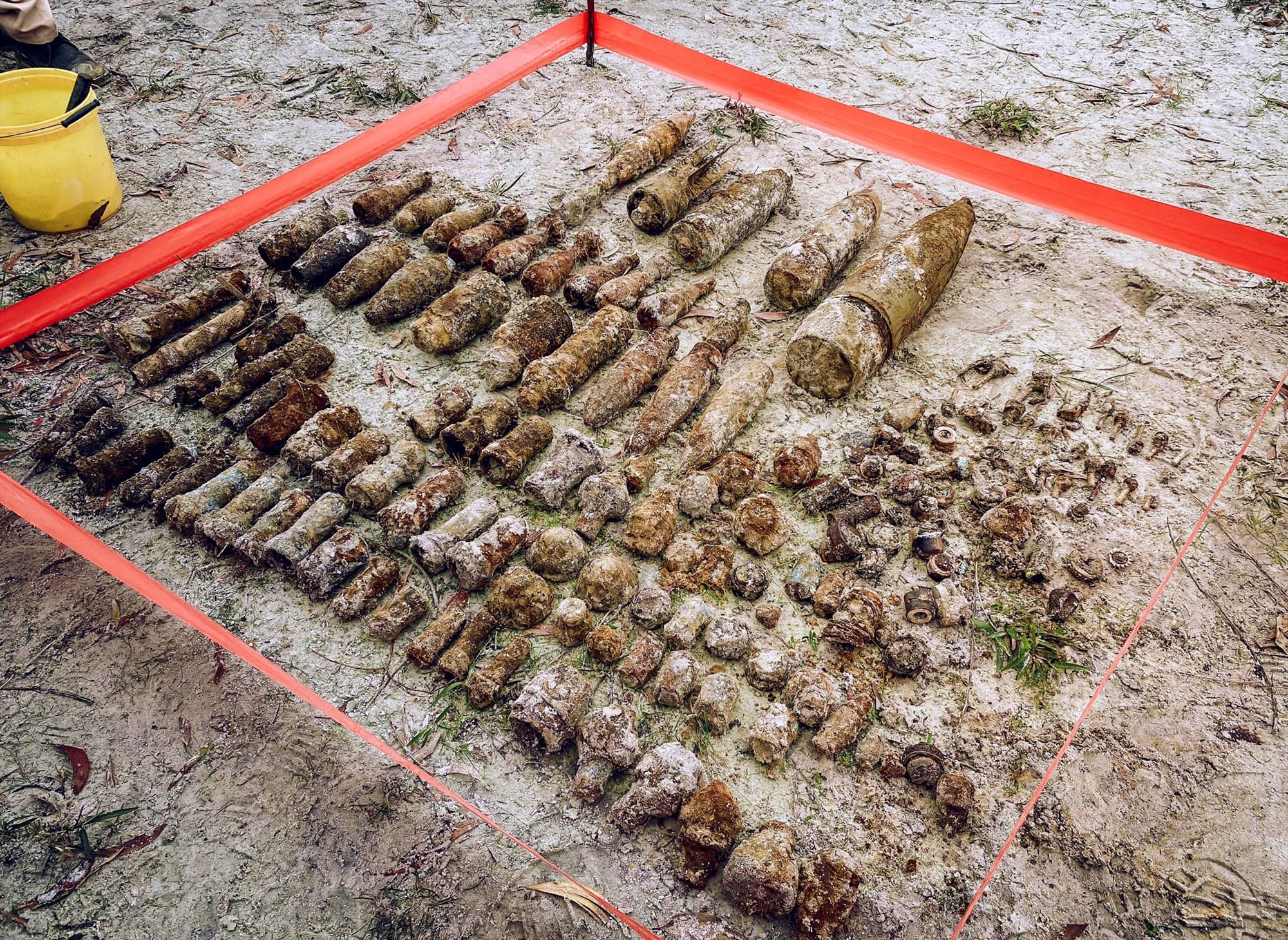 Số vật liệu nổ được tìm phát hiện tại thôn Linh An, xã Triệu Trạch - Ảnh: Dự án MAG cung cấp