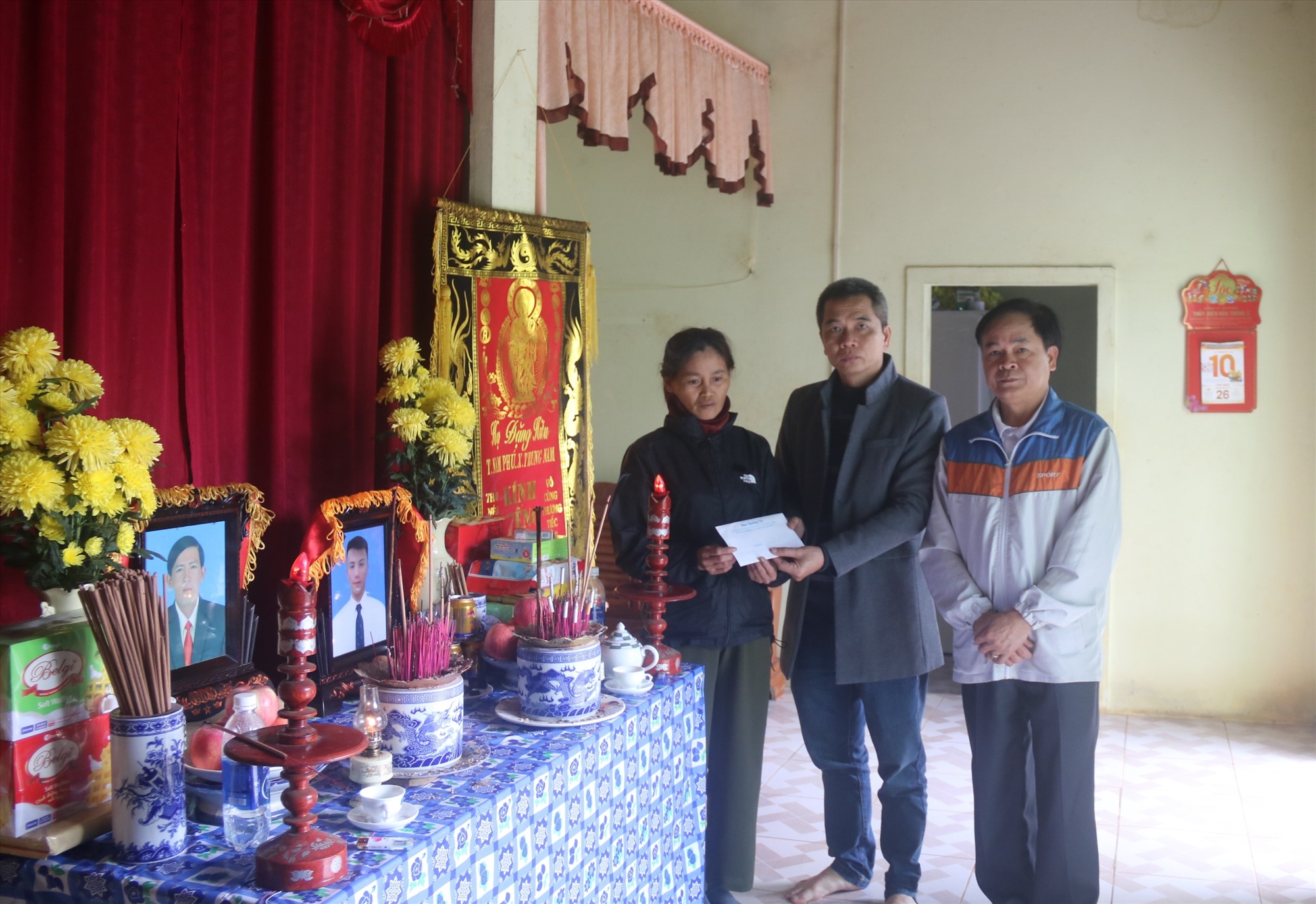 Đại diện Báo Quảng Trị trao tiền hỗ trợ cho gia đình công nhân Đặng Hữu Phong - Ảnh: N.B