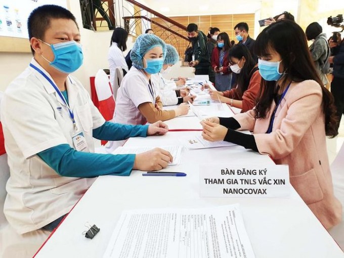 Có rất đông tình nguyện viên đã có mặt tại Học viện Quân y (Hà Nội) để đăng ký tham gia vào chương trình. (Ảnh: T.G/Vietnam+)