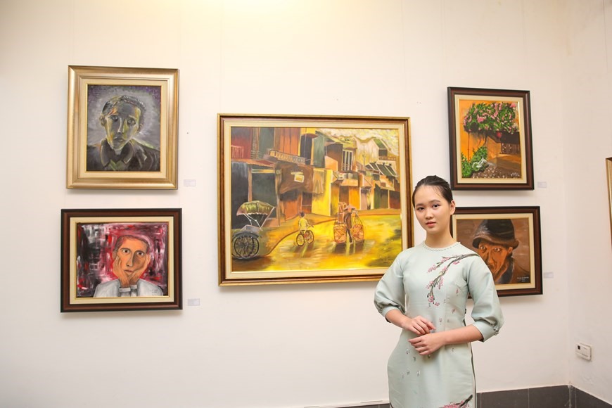 Từng đạt một giải đặc biệt trong cuộc thi khuyến khích vẽ tranh theo cảm nhận cá nhân, Lê Châu Anh (13 tuổi) luôn lấy thành tích đầu đời này để làm một phần cảm hứng, tiếp tục đam mê với hội họa của mình. (Ảnh: Minh Sơn/Vietnam+)