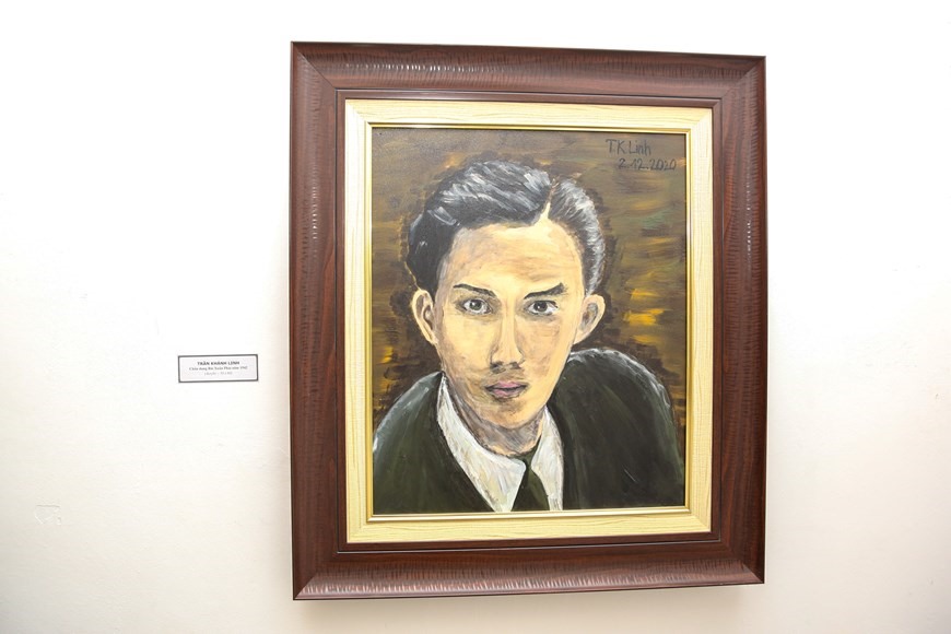 Có nhiều tác phẩm ấn tượng nhưng Trần Khánh Linh (15 tuổi, áo trắng) từng thấy khó khăn khi phải vẽ, nghĩ rằng nghệ thuật không phải điểm mạnh của mình. (Ảnh: Minh Sơn/Vietnam+)