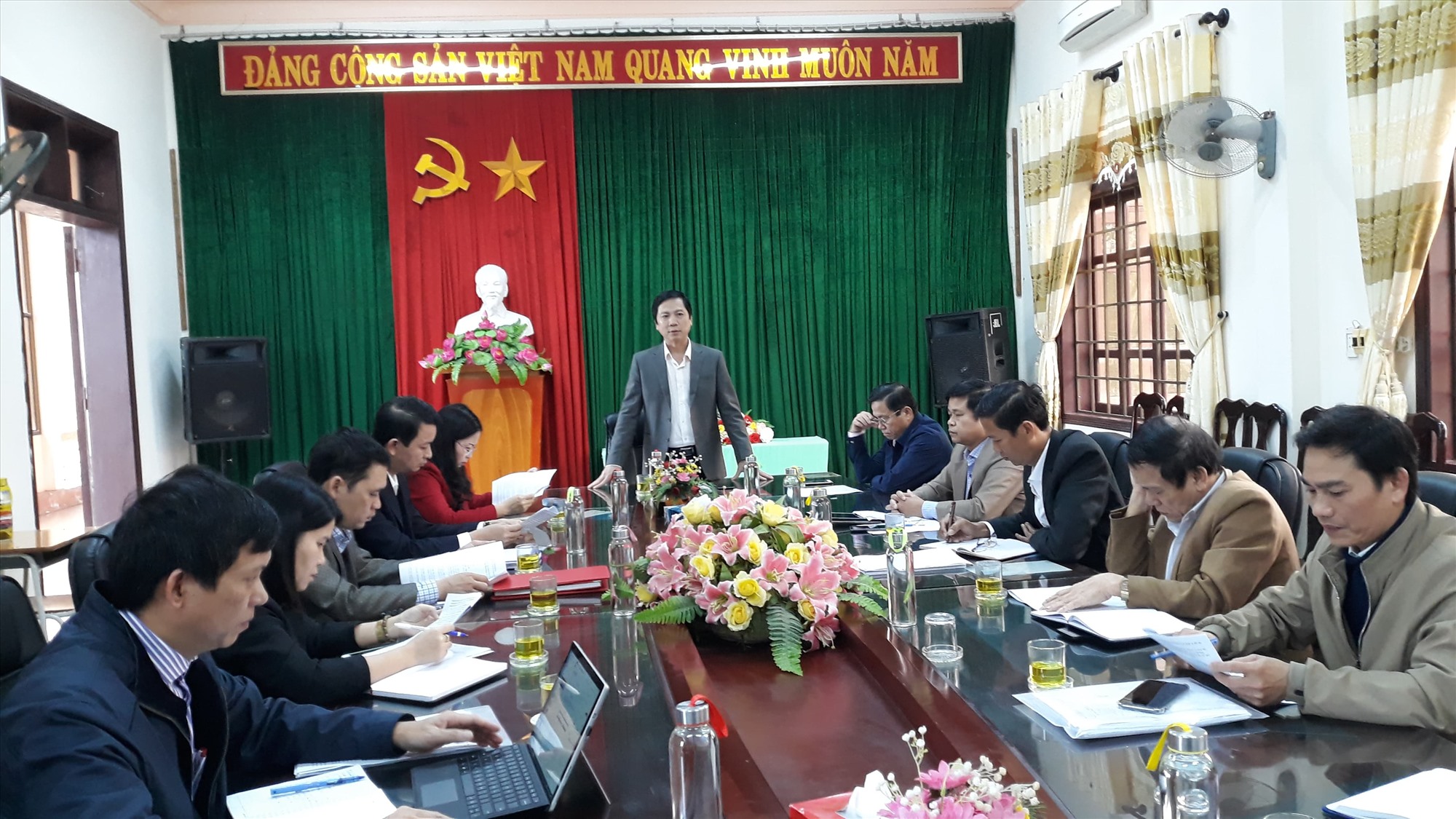 Phó Chủ tịch UBND tỉnh Hoàng Nam đề nghị Trường Cao đẳng Kỹ thuật sớm xây dựng đề án tự chủ chi thường xuyên và đặt ra mục tiêu, lộ trình cụ thể - Ảnh: N.V