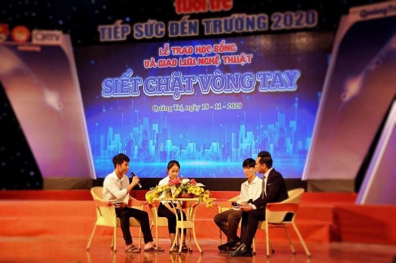 Nguyễn Hữu Lộc (thứ nhất từ trái sang) chia sẻ về hoàn cảnh của mình trong lễ trao học bổng Chương trình tiếp sức đến trường - Ảnh: Q.H​