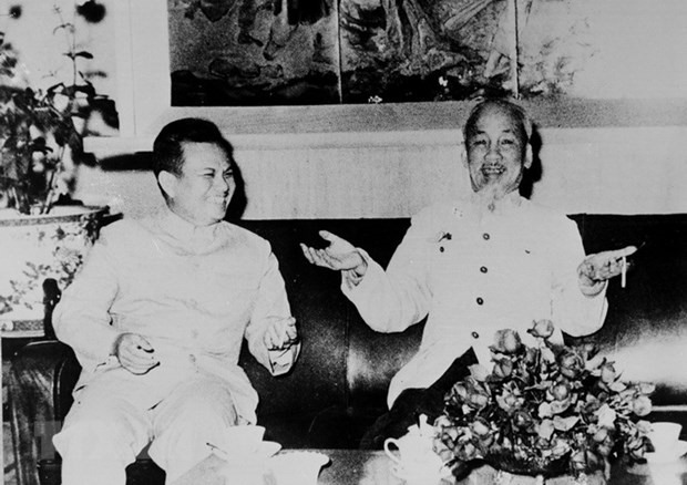 Chủ tịch Hồ Chí Minh tiếp và nói chuyện thân mật với đồng chí Kaysone Phomvihane – Trưởng đoàn đại biểu Đảng và Mặt trận Lào yêu nước sang thăm hữu nghị Việt Nam (1966).