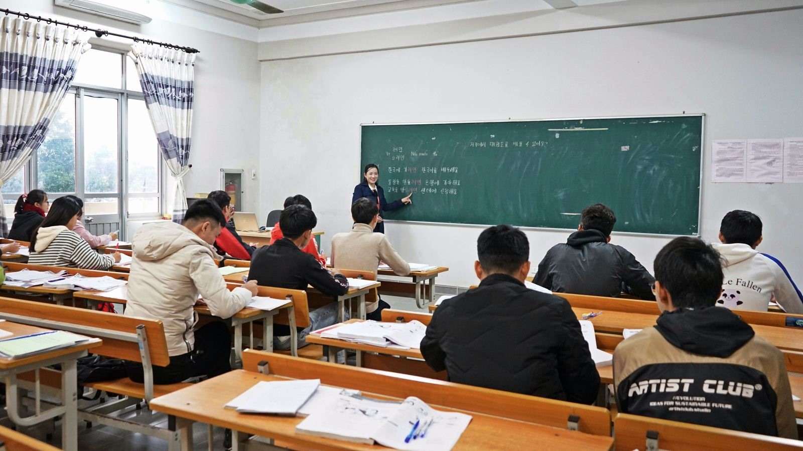 Lớp học tiếng Hàn vẫn được duy trì dù ảnh hưởng dịch Covid -19