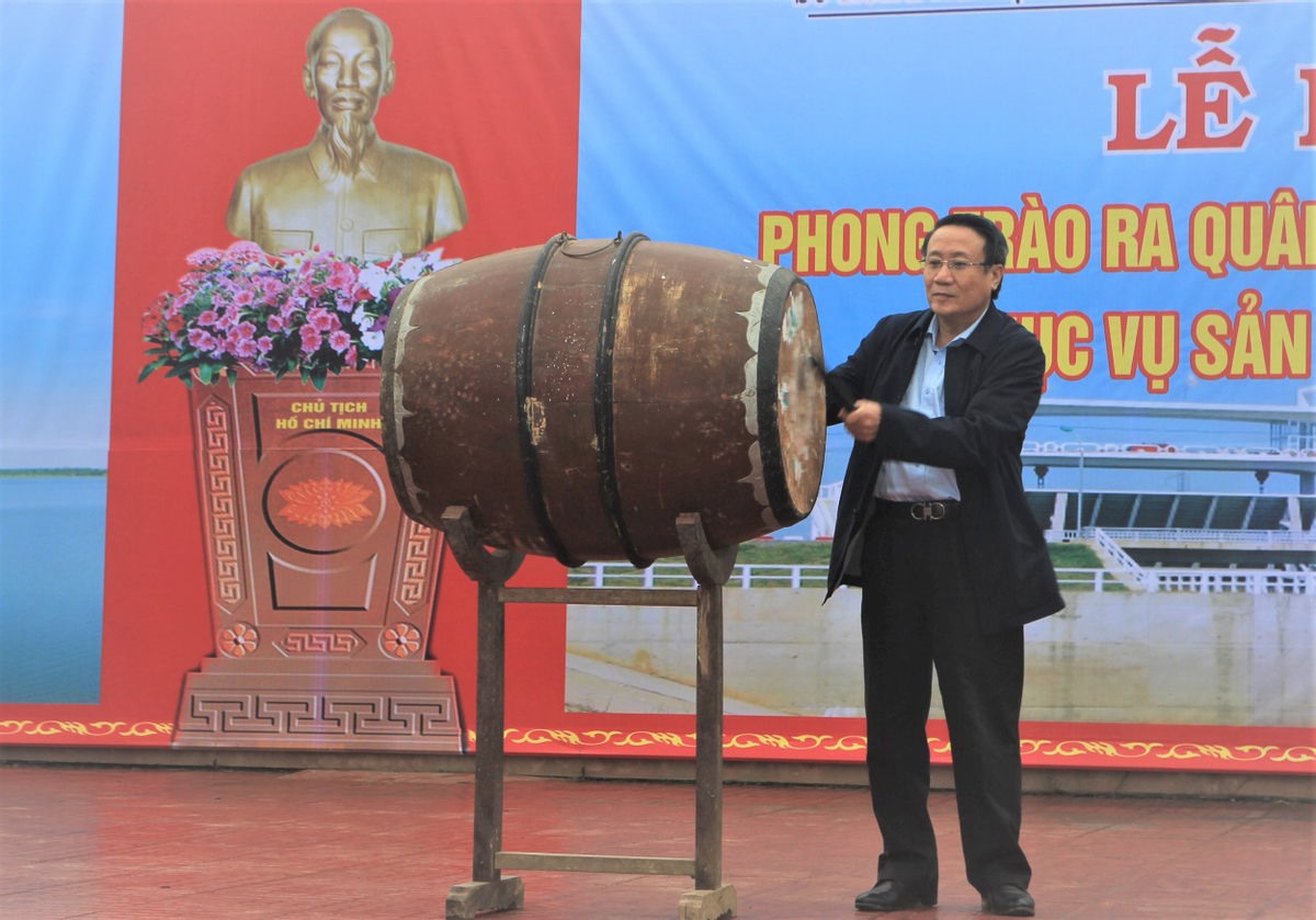 Ông Hà Sỹ Đồng, Phó Chủ tịch Thường trực UBND tỉnh Quảng Trị đánh trống phát động lễ ra quân nạo vét kênh mương, thủy lợi