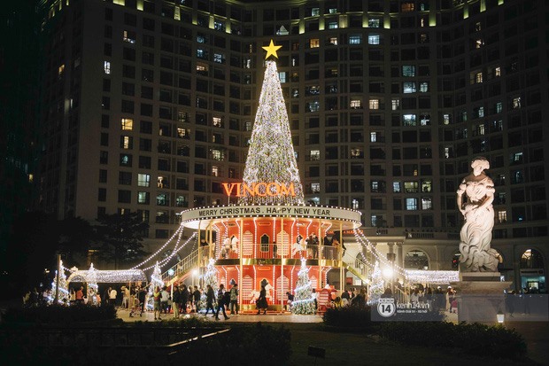 Tại Vincom Mega Mall Royal City, bối cảnh trang trí dựa theo chủ đề vòng quay thần kỳ, tựa như khung cảnh Giáng sinh rộn ràng trong các bộ phim nước ngoài.