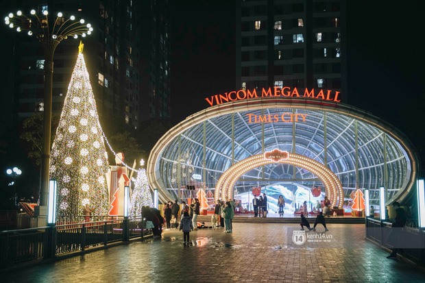 Không gian trang trí của Vincom Mega Mall Times City lại được lấy cảm hứng từ rạp xiếc, với cây thông khổng lồ gây ấn tượng.
