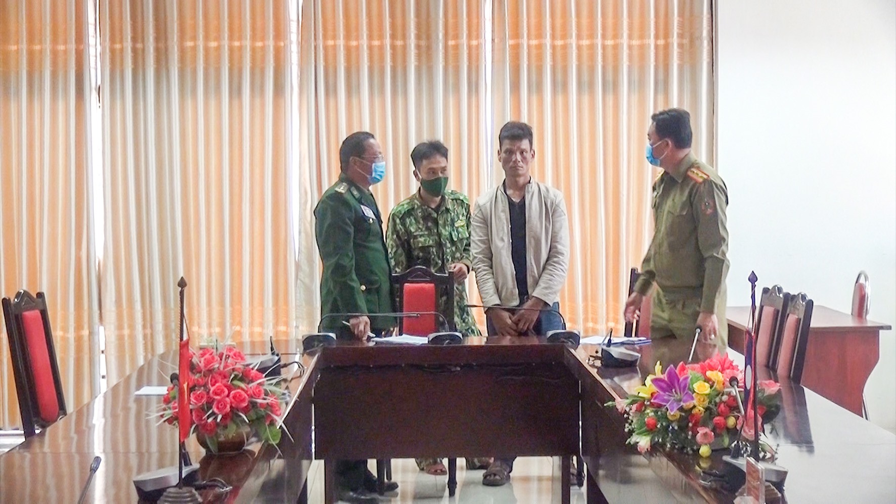 BĐBP Quảng Trị bàn giao đối tượng Khamsing cho Ty An ninh tỉnh Savannakhet-Ảnh: Mạnh Hùng​