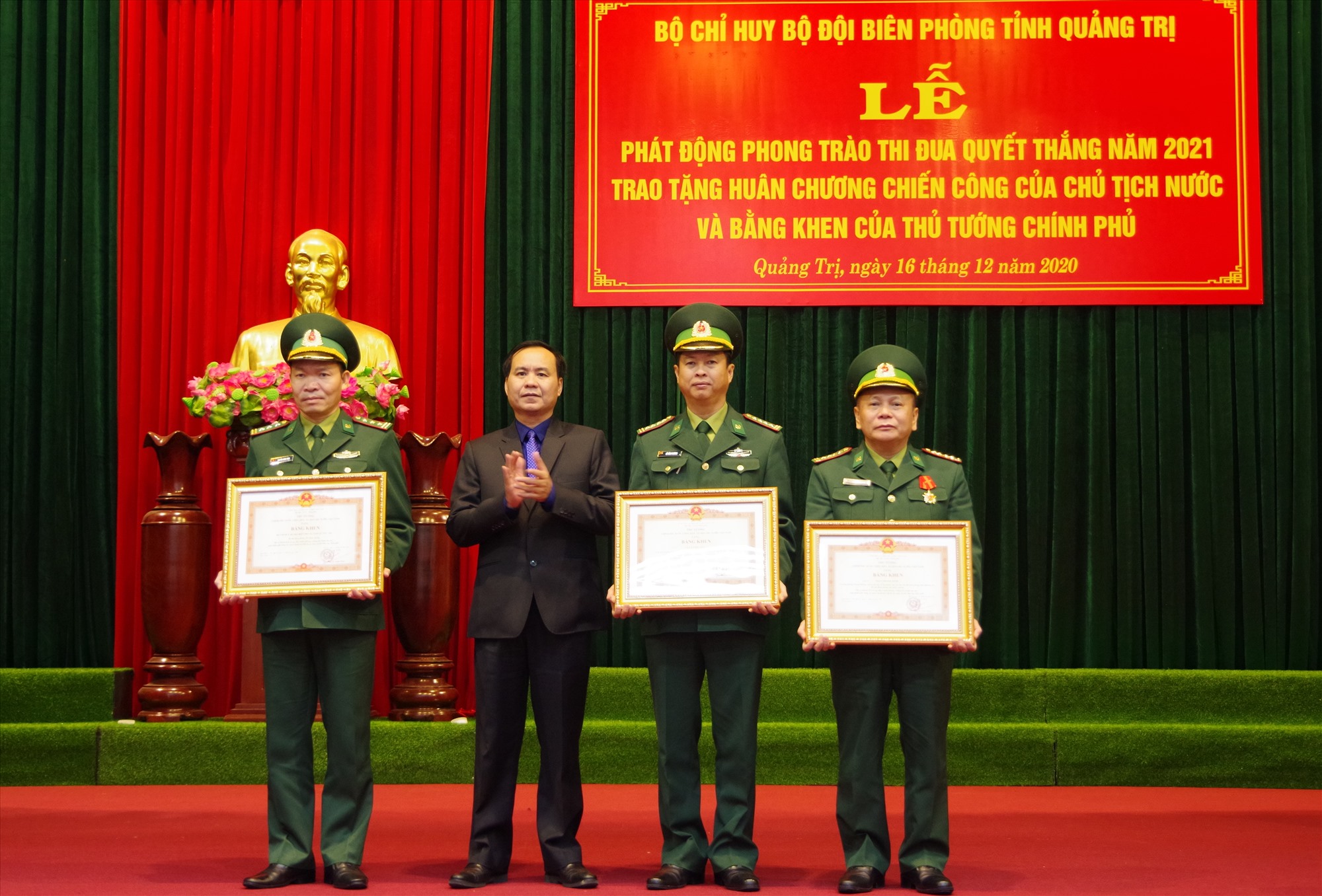 Chủ tịch UBND tỉnh Võ Văn Hưng trao Bằng khen của Thủ tướng Chính phủ cho tập thể  và các cá nhân có thành tích xuất sắc trong đấu tranh thành công chuyên án QT 1219 L -Ảnh: P.P.T