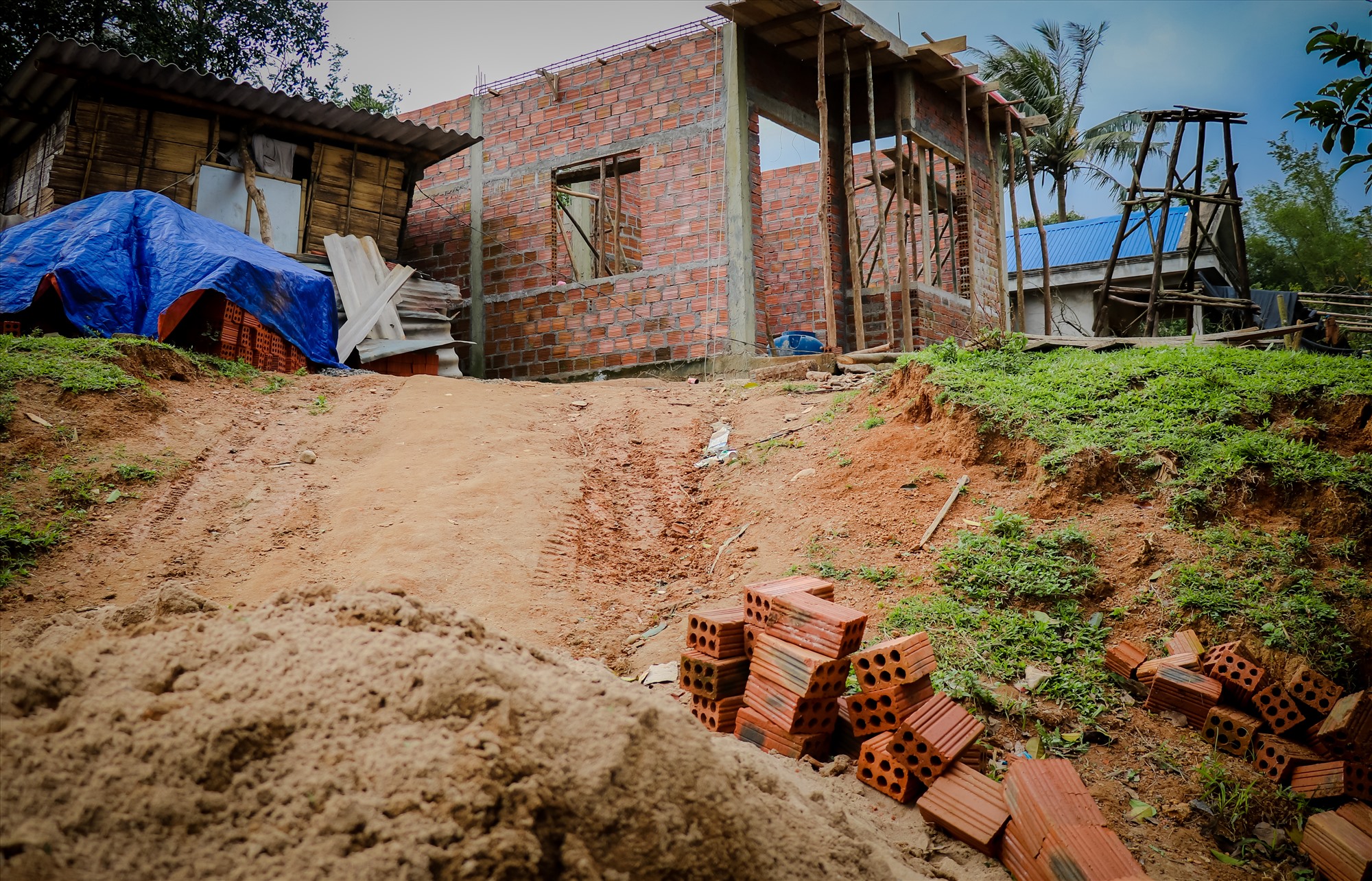 Những căn nhà mới sắp được hoàn thiện giúp người dân xã Húc an cư lạc nghiệp hơn.