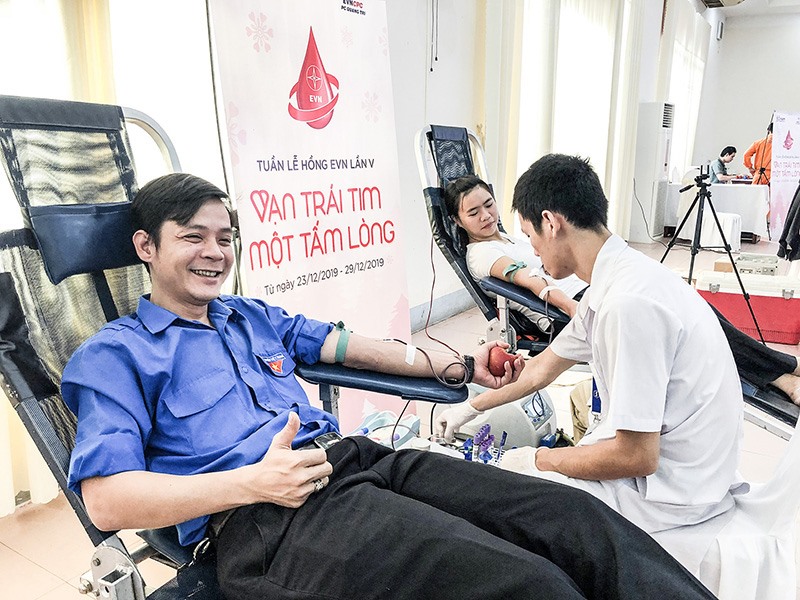 Anh Phạm Xuân Phú trong một lần tham gia hiến máu tình nguyện - Ảnh: NVCC​