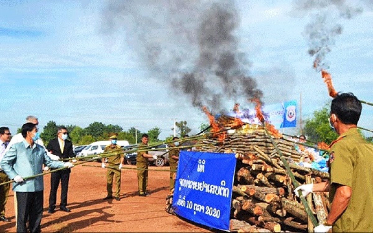 Cơ quan chức năng Lào tổ chức thiêu hủy ma túy thu được từ các vụ án.