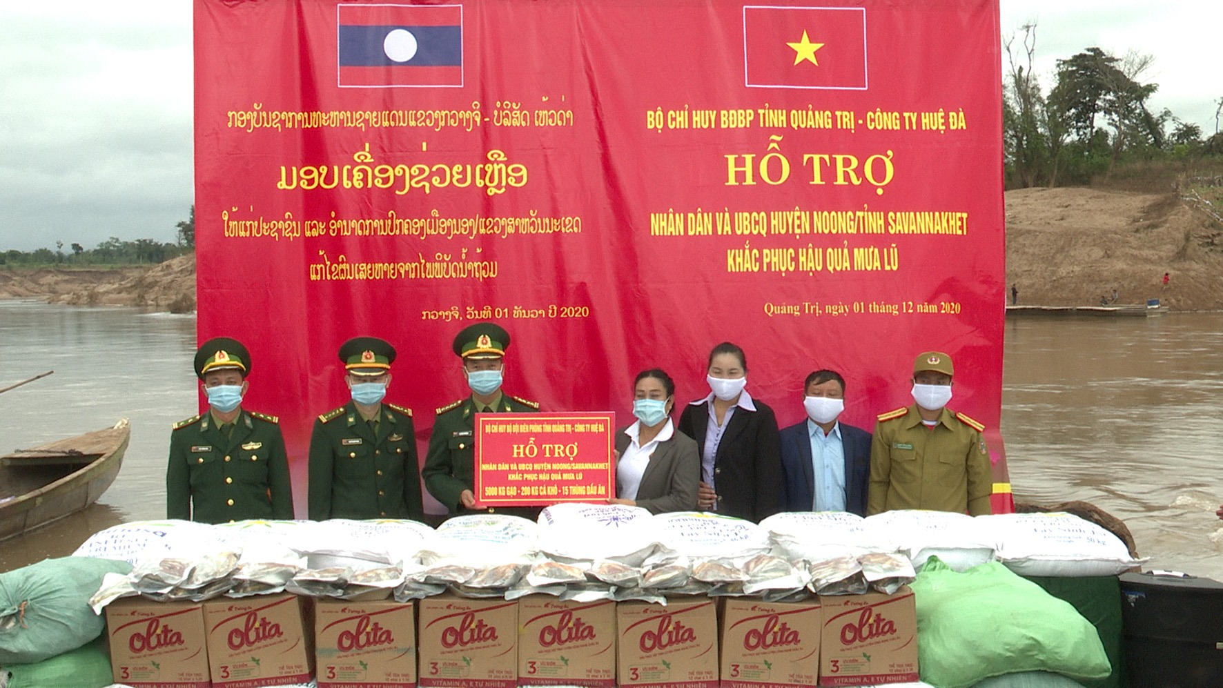 Chỉ huy trưởng BĐBP Quảng Trị, Đại tá Lê Văn Phương trao gạo và nhu yếu phẩm cho người dân huyện Noòng, tỉnh Savannakhet -Ảnh: Phước Trung​