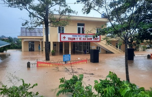 Nước lũ gây ngập lụt tại Trạm y tế xã Cam Thụy, huyện Cam Lộ. (Ảnh: Hồ Cầu/TTXVN)