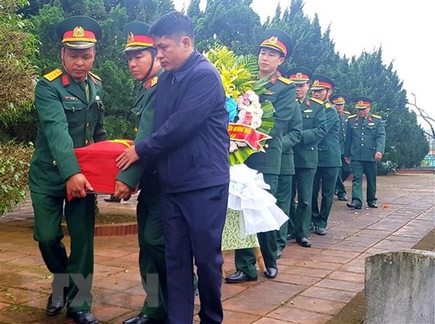 Lễ an táng hài cốt liệt sỹ tại Nghĩa trang Liệt sỹ huyện Hướng Hóa. (Ảnh: Hồ Cầu/TTXVN)