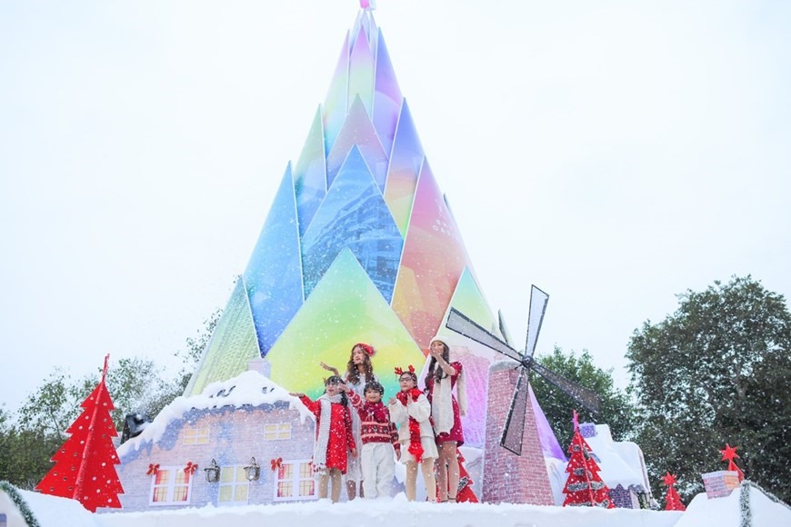 Búp măng Noel tại làng cổ tích Ecopark sở hữu chiều cao lên tới gần 20m, được trang hoàng bằng nhiều tấm màn cảm ứng lung linh sắc màu. (Nguồn: Vietnam+)