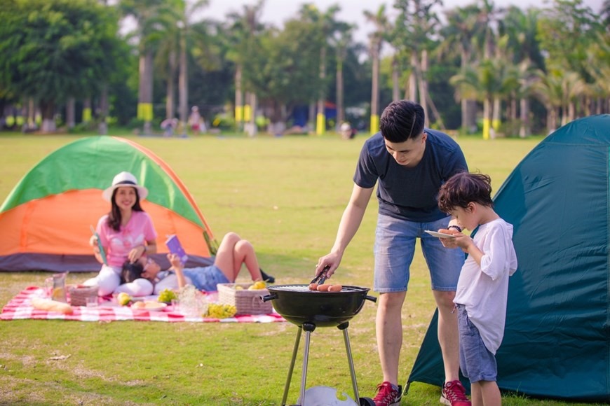 Các gia đình có thể cắm trại tại công viên Hồ Thiên Nga, chèo thuyền kayak, thưởng thức tiệc BBQ thơm phức. (Nguồn: Vietnam+)