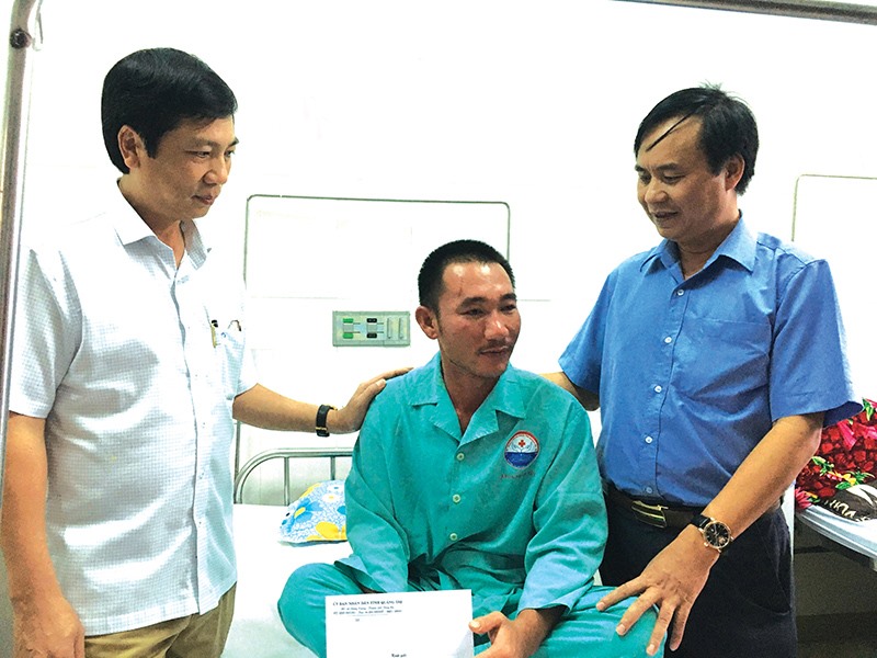 Lãnh đạo tỉnh kịp thời thăm hỏi động viên Trần Xuân Cường lúc đang điều trị tại BVĐK tỉnh -Ảnh: T.L​