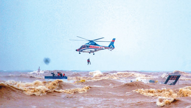 Lực lượng cứu hộ cố gắng tiếp cận các thuyền viên gặp nạn -Ảnh: D.L​