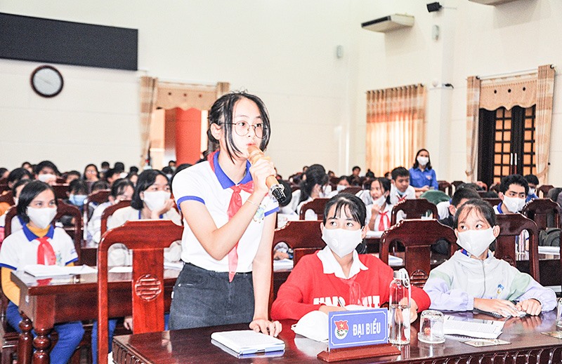 Em Hoàng Trương Ánh Dương nêu ý kiến về áp lực học thêm, thi cử tại diễn đàn đại biểu Quốc hội, HĐND tỉnh với trẻ em năm 2020 - Ảnh: Q.H​
