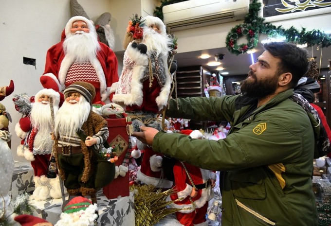 Người dân chọn mua đồ trang trí Giáng sinh tại Damascus, Syria. (Ảnh: THX/TTXVN)